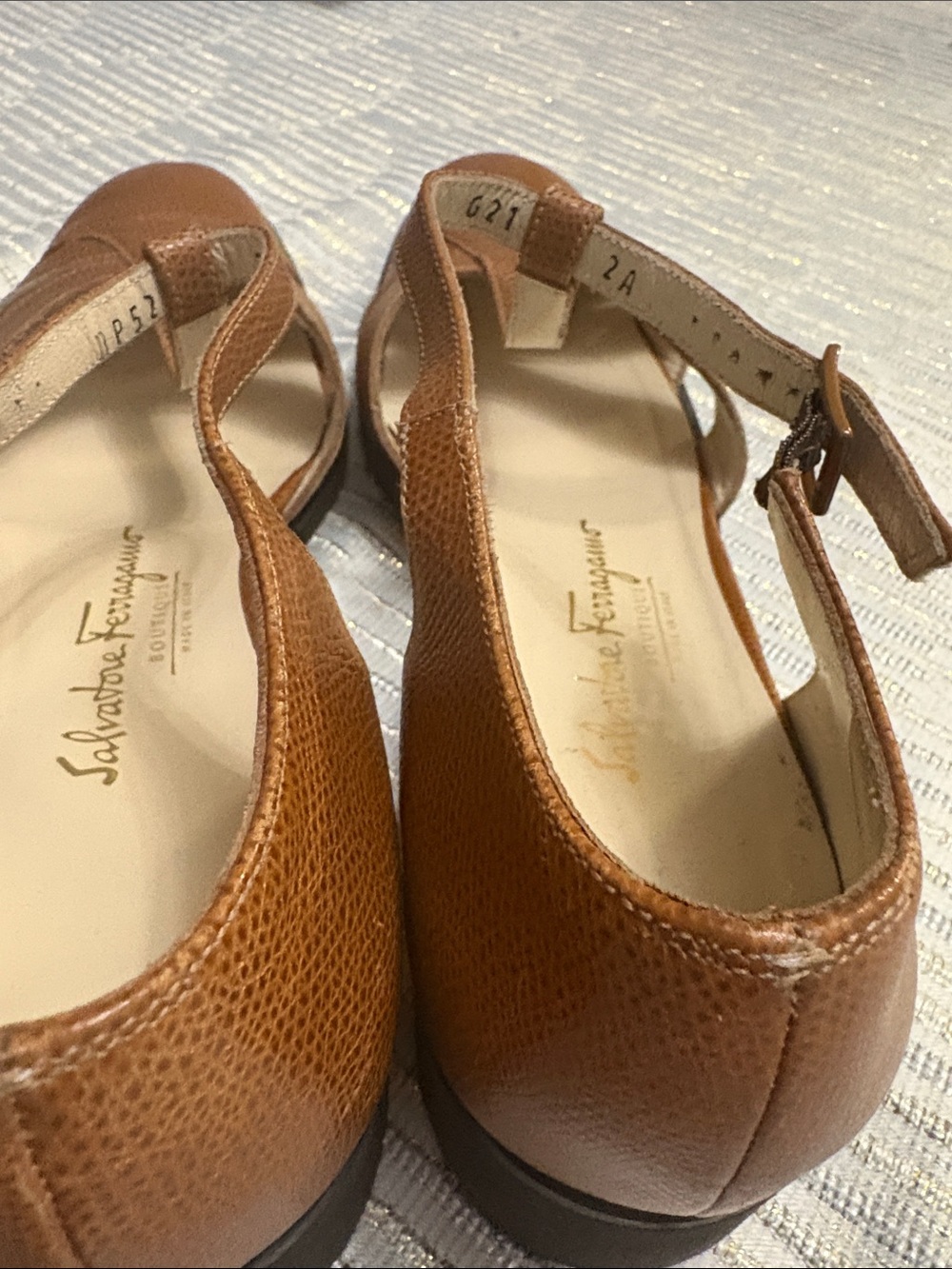 Salvatore Ferragamo Tan Brown Pebbled Leather T-Strap Flats Size 8A Narrow - Picture 10 of 10
